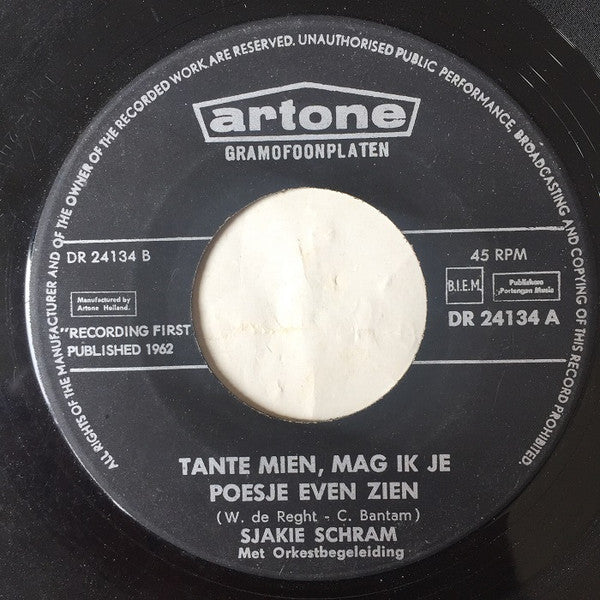 Sjakie Schram : Dat Kan Je Maar Eenmaal Gebeuren / Tante Mien, Mag Ik Je Poesje Even Zien? (7")