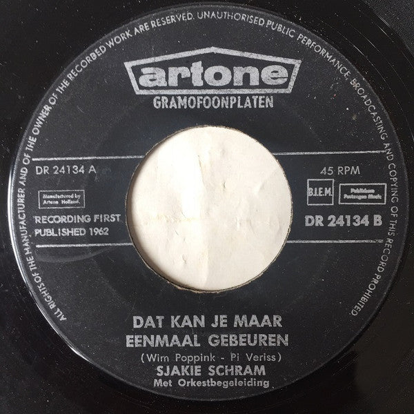 Sjakie Schram : Dat Kan Je Maar Eenmaal Gebeuren / Tante Mien, Mag Ik Je Poesje Even Zien? (7")