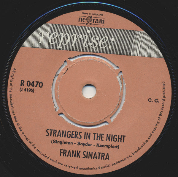 Frank Sinatra : Strangers In The Night (7", Single, Gre)