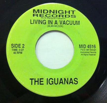 The Iguanas (4) : Living In A Vacuum (7", Single)