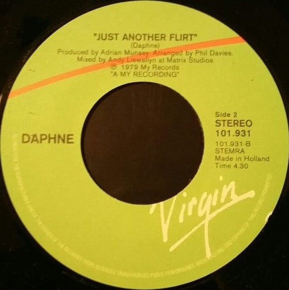 Daphne (9) : The World Is Moving On (7", Single)