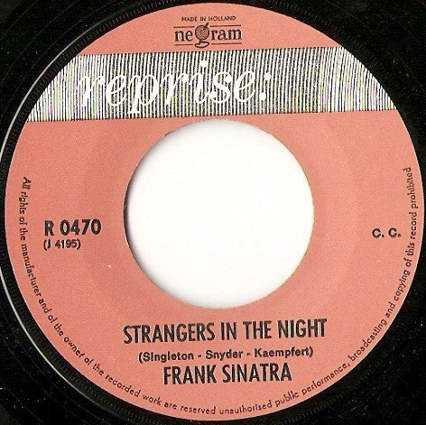 Frank Sinatra : Strangers In The Night (7", Single, Blu)