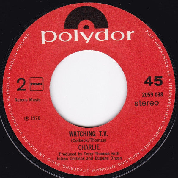 Charlie (5) : She Loves To Be In Love (7", Single)