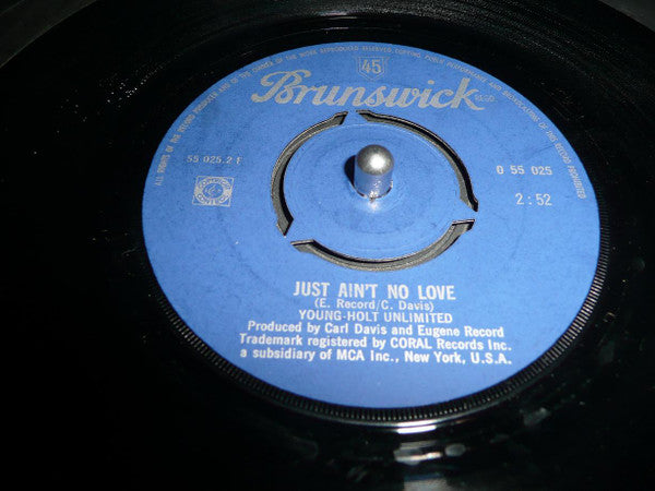 Young-Holt Unlimited* : Soulful Strut / Just Ain't No Love (7", Single, Mono)